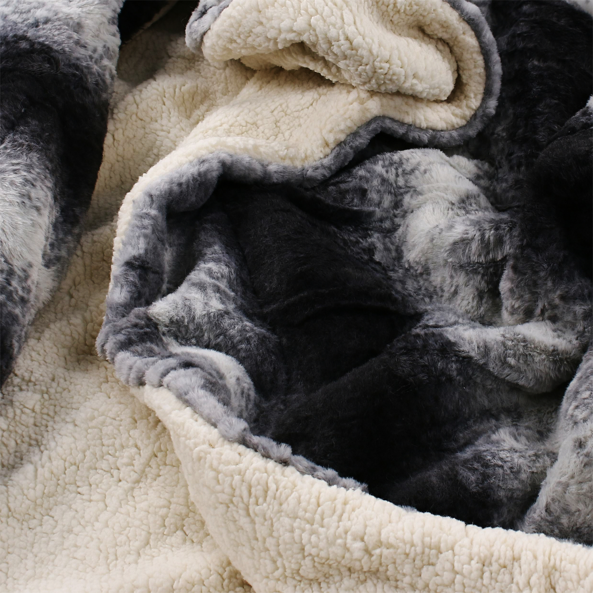 Luxe Faux Fur To Sherpa Reversible Throw Blanket 50in x 60in