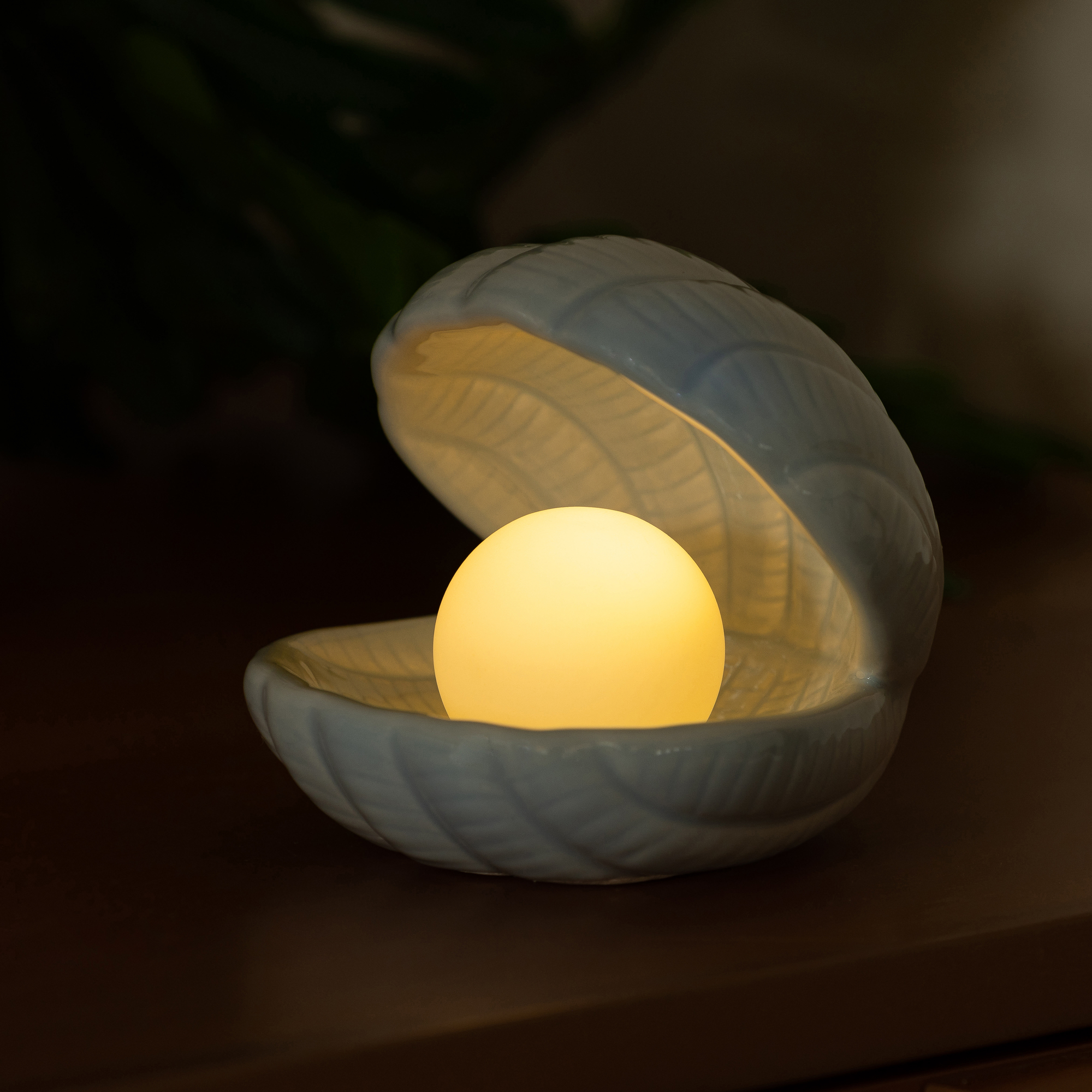 Ceramic Seashell With Pearl Accent Lamp